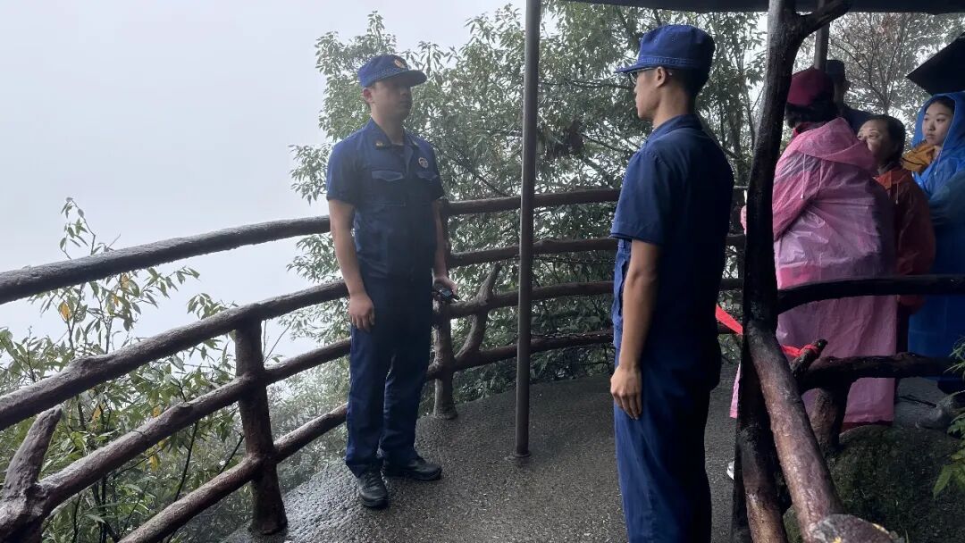 消防队员协助维持游客秩序