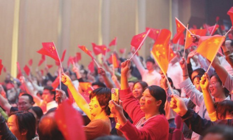 “红歌嘹亮&middot;玉峡有约”峡江县2026年国庆文艺晚会暨中央歌剧院专场音乐会现场观众热情互动。曾玲 摄