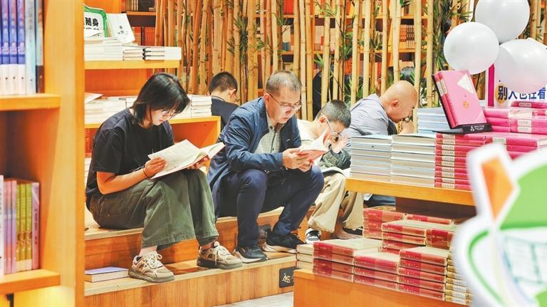 读者在西北书城里认真阅读　新甘肃&middot;甘肃日报记者　苏家英