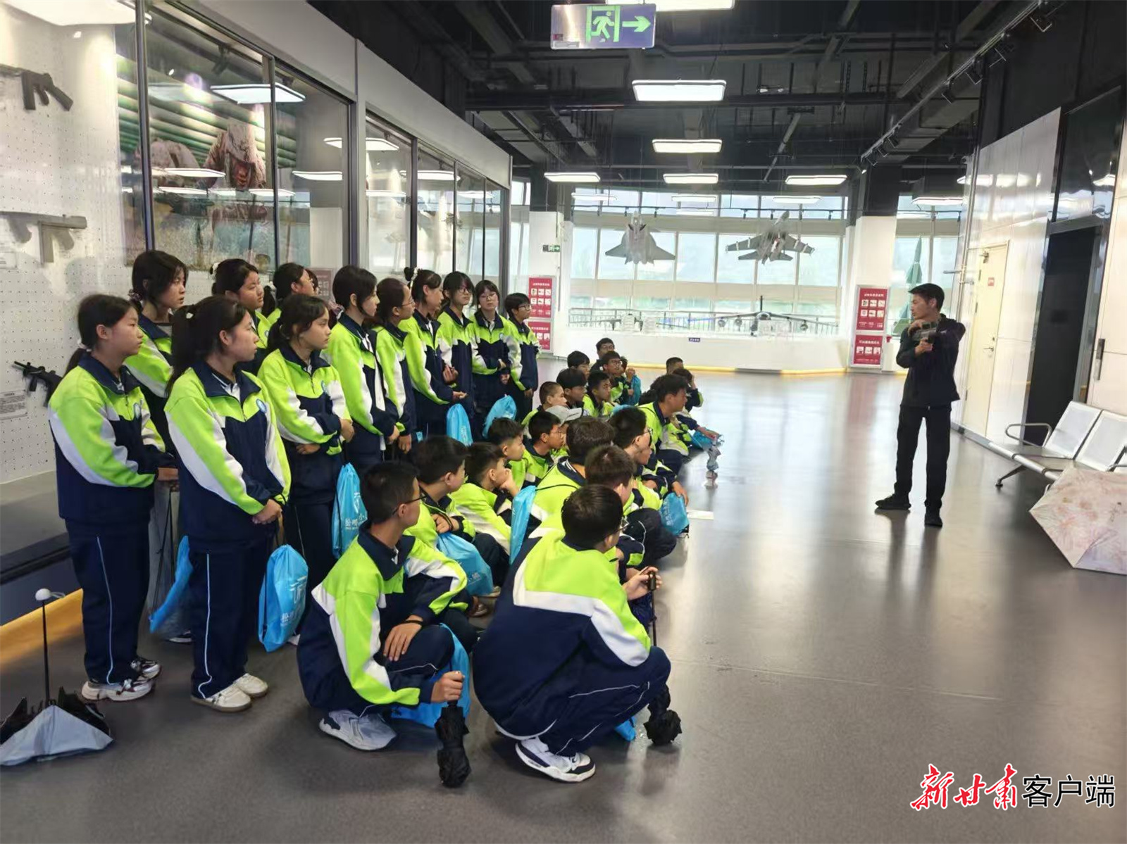 孩子们认真学习航天科技相关知识