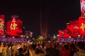 光影璀璨耀鹏城 外国留学生国庆打卡深圳市民中心灯光秀