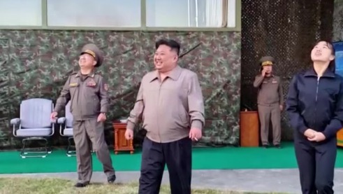 金正恩观摩朝鲜中程战略导弹发射训练