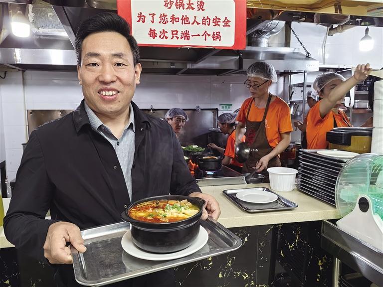 高占虎给客人端砂锅