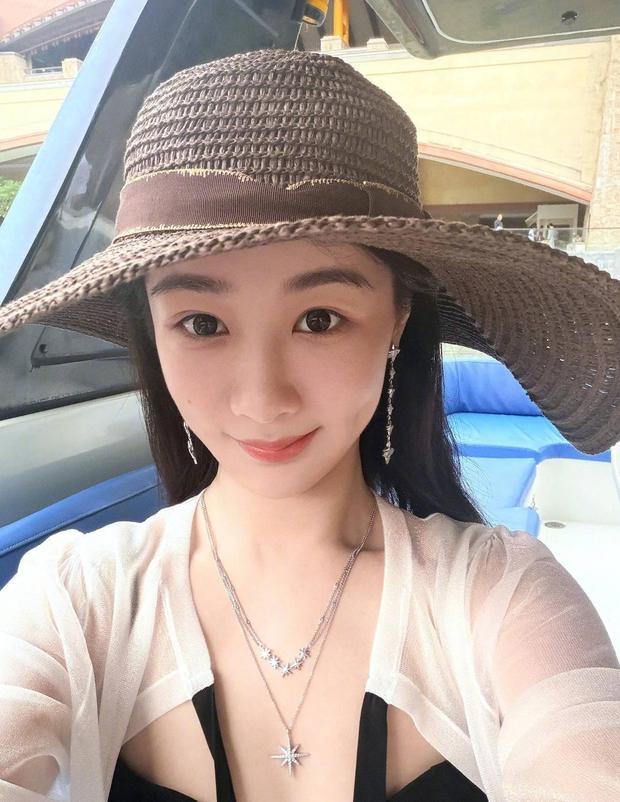杨紫白衬衫造型松弛清爽 手捧椰子享受假日时光