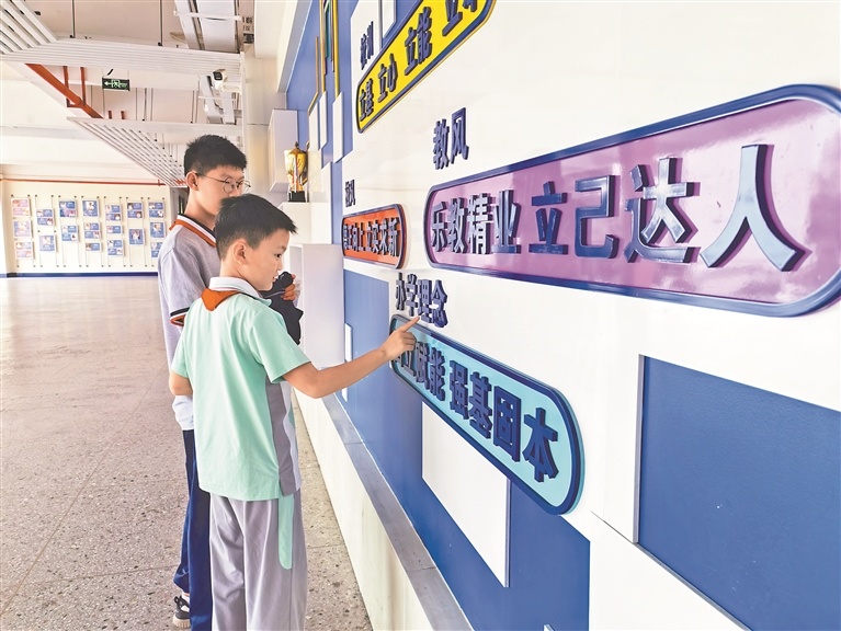 铜鼓四小“吴亚军帮帮团”成员袁友硕(右一)教洛洛认字。江西日报全媒体记者 曹诚平摄