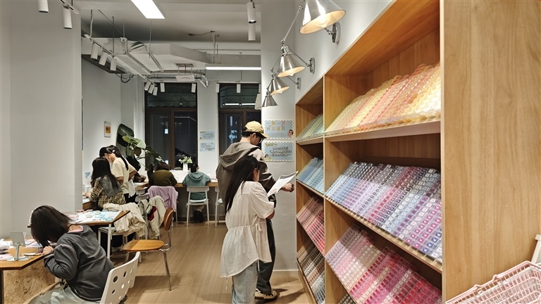 国庆假期期间，开封某拼豆店人气十足。 记者 王歌 摄
