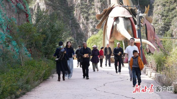 刘家峡炳灵龙谷景区游人如织