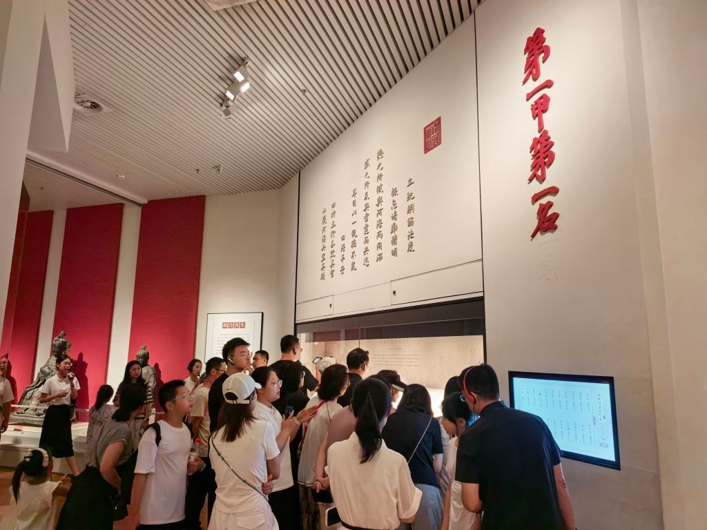 游客在青州博物馆参观明代青州籍状元赵秉忠的殿试试卷。新华社发