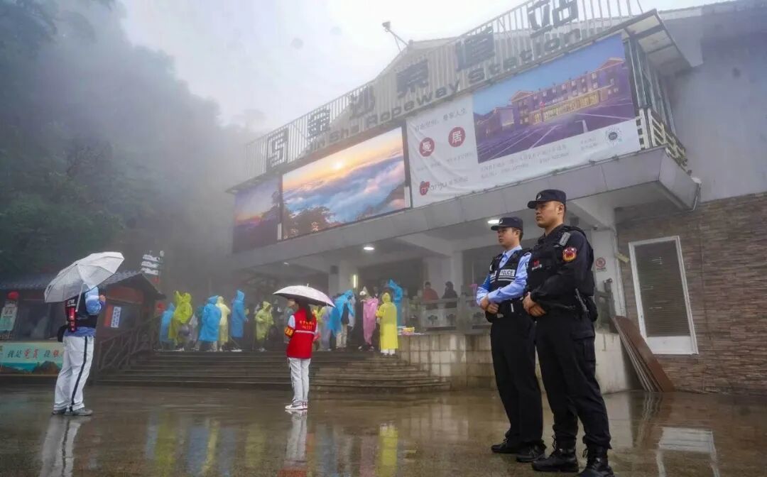 公安民警执勤