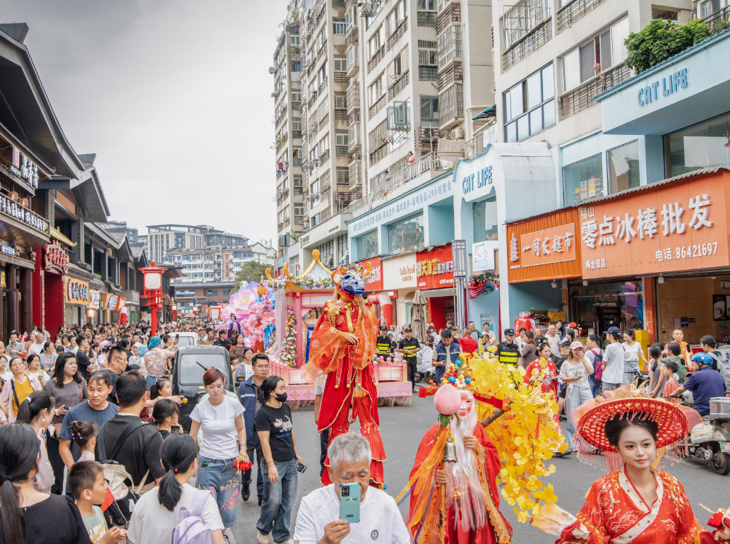 赣水欢歌迎华诞 一城盛景涌新潮——2026年南昌国庆文旅市场热力十足