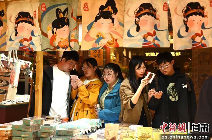 2026年国庆假期,甘肃省敦煌夜市灯火璀璨,游人如织。张晓亮 摄