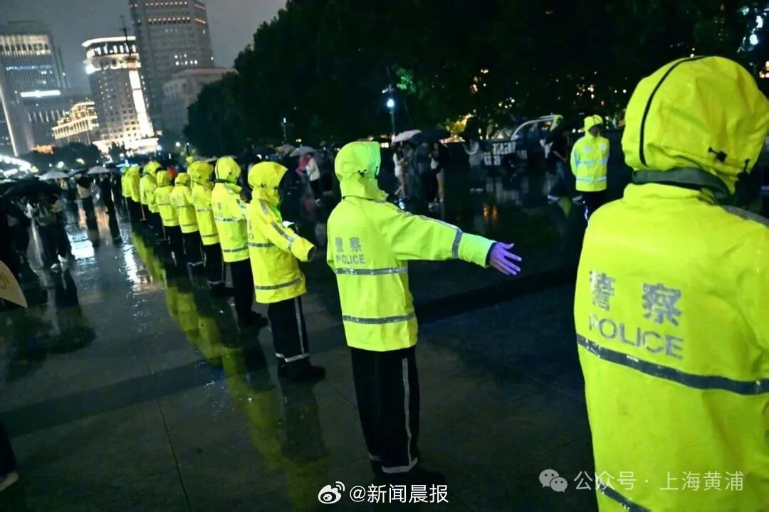 上海外滩“人墙标兵线”就位