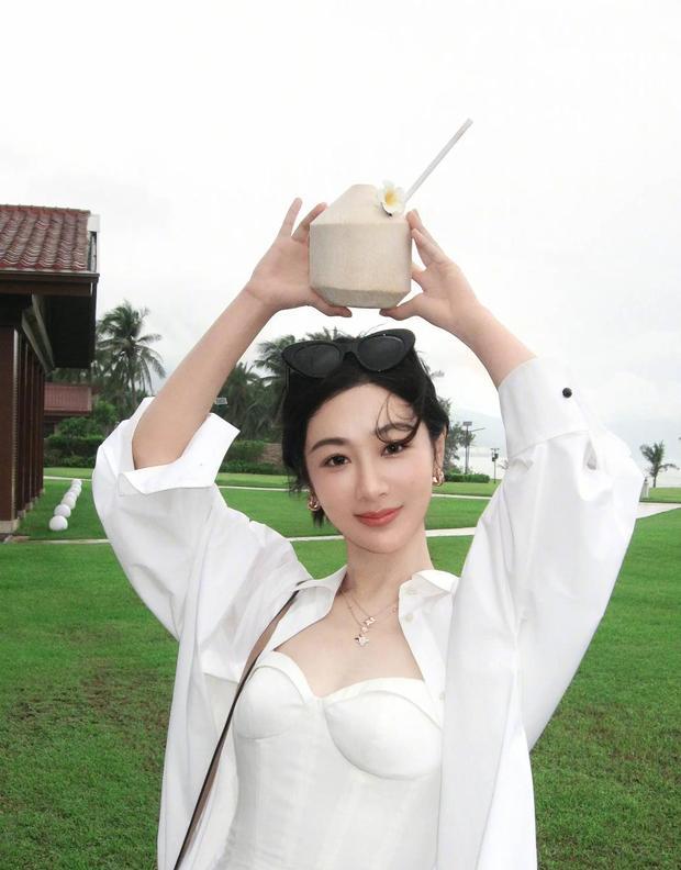 杨紫白衬衫造型松弛清爽 手捧椰子享受假日时光