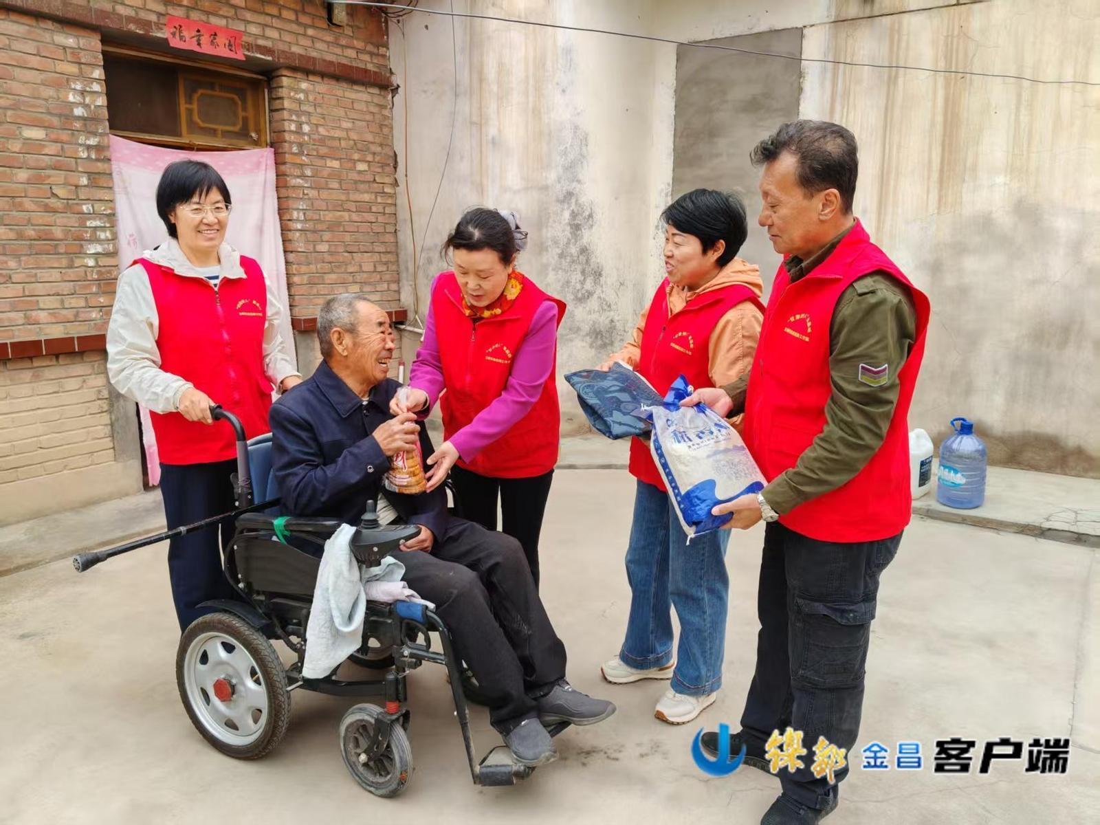 △志愿者来到行动不便的老人家中,为他们发送慰问物资。