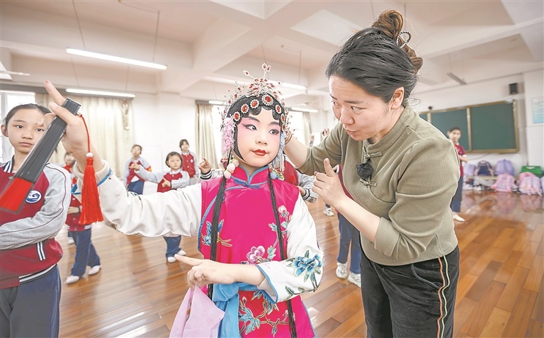 南昌市城北学校少儿京剧社团内，学生们在学习脸谱化妆、表演动作等，近距离感受京剧艺术的魅力。江西日报全媒体记者 徐 铮摄