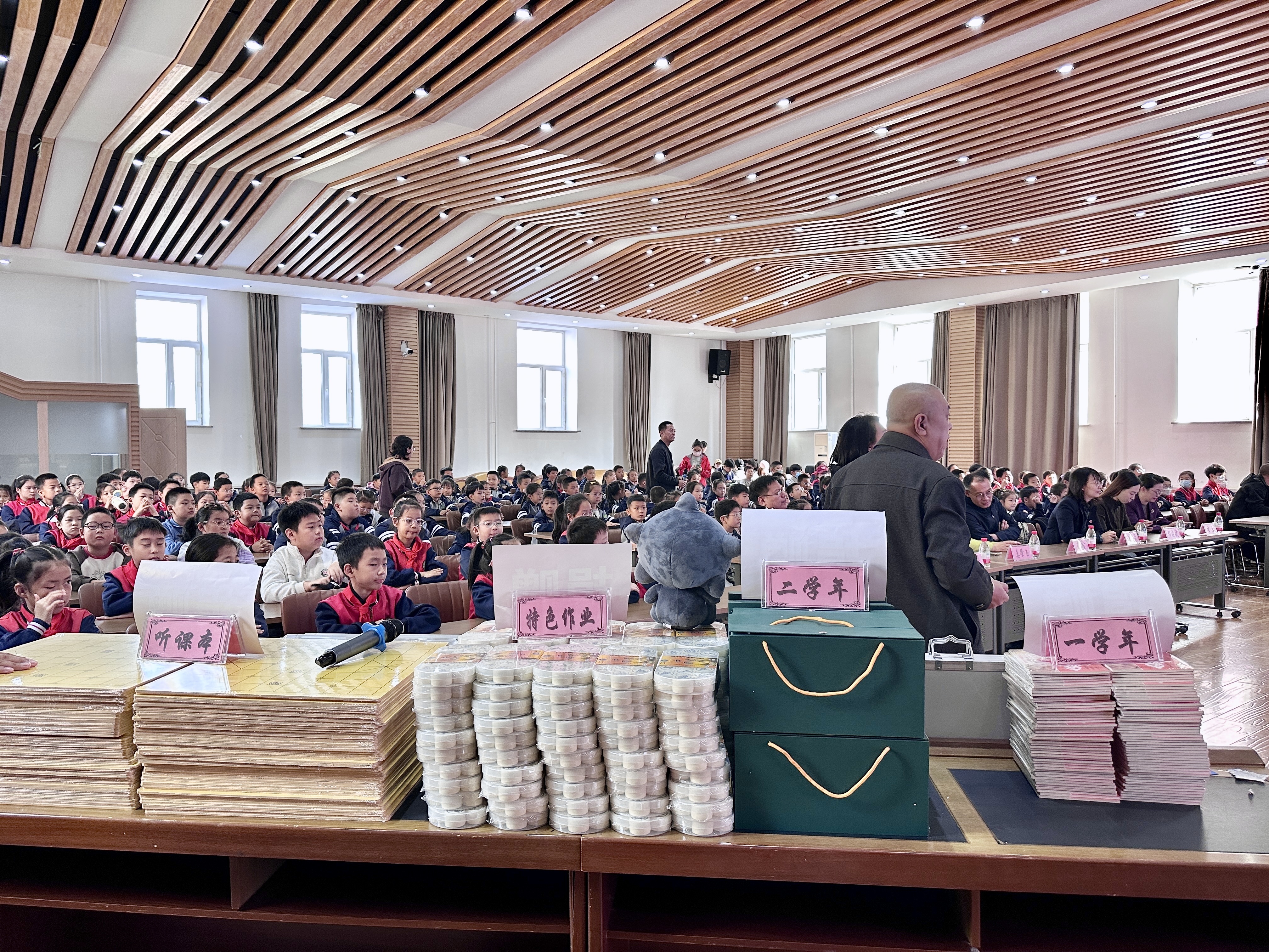 【棋王争霸赛】以棋育人:“快乐操场”象棋公益活动走进哈尔滨团结小学校