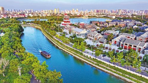 近日，游船行驶在大运河沧州中心城区段。本报记者 张昊摄