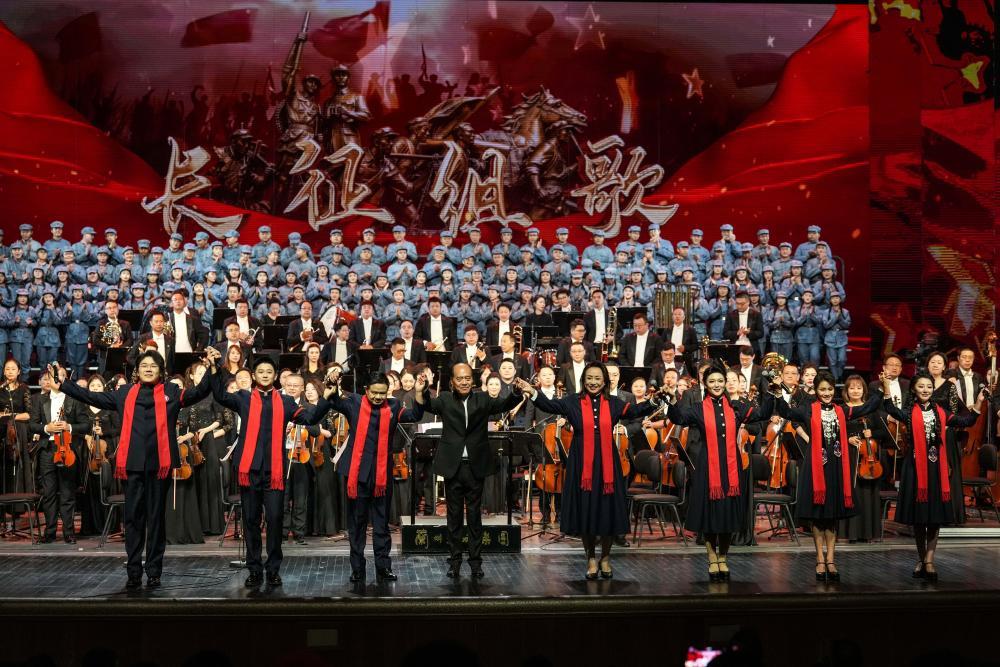 10月7日晚，演员在演出结束后向观众致意。