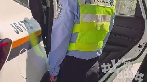 【暖心一幕！上海民警温柔安置商场滞留小狗，市民赞叹上海警察的温度】1