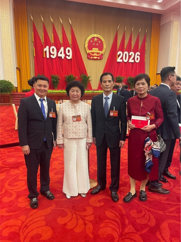 黄国平应邀出席国庆招待会