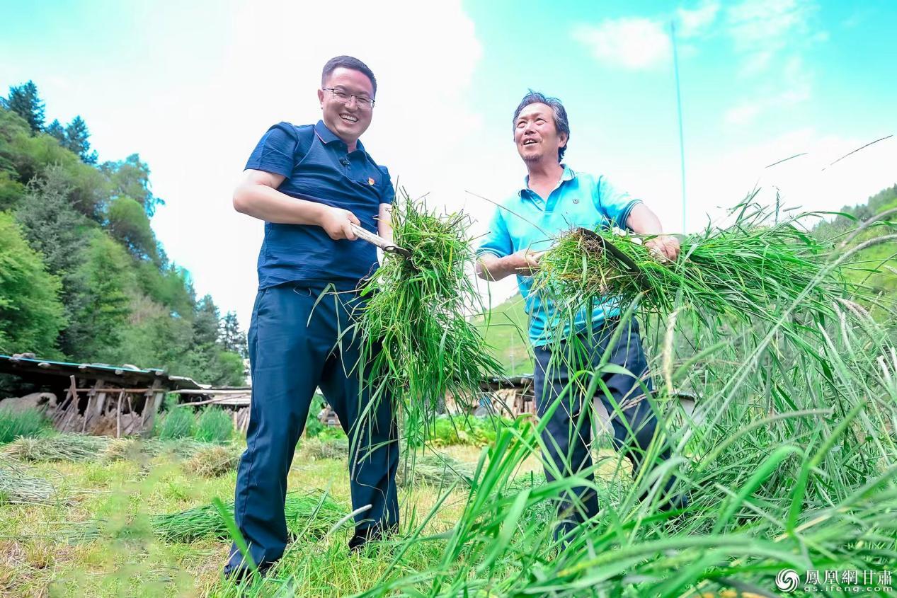 黄建荣（左）与牧民一起收割青贮饲料　李德宇　摄