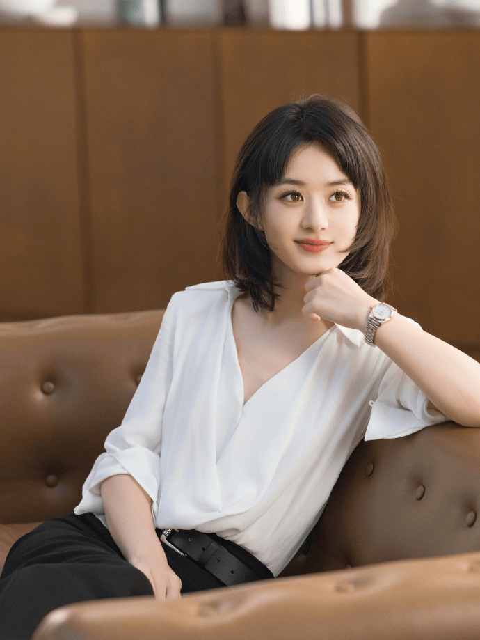 赵丽颖病休后首度公开露面 低调现身谢娜话剧现场
