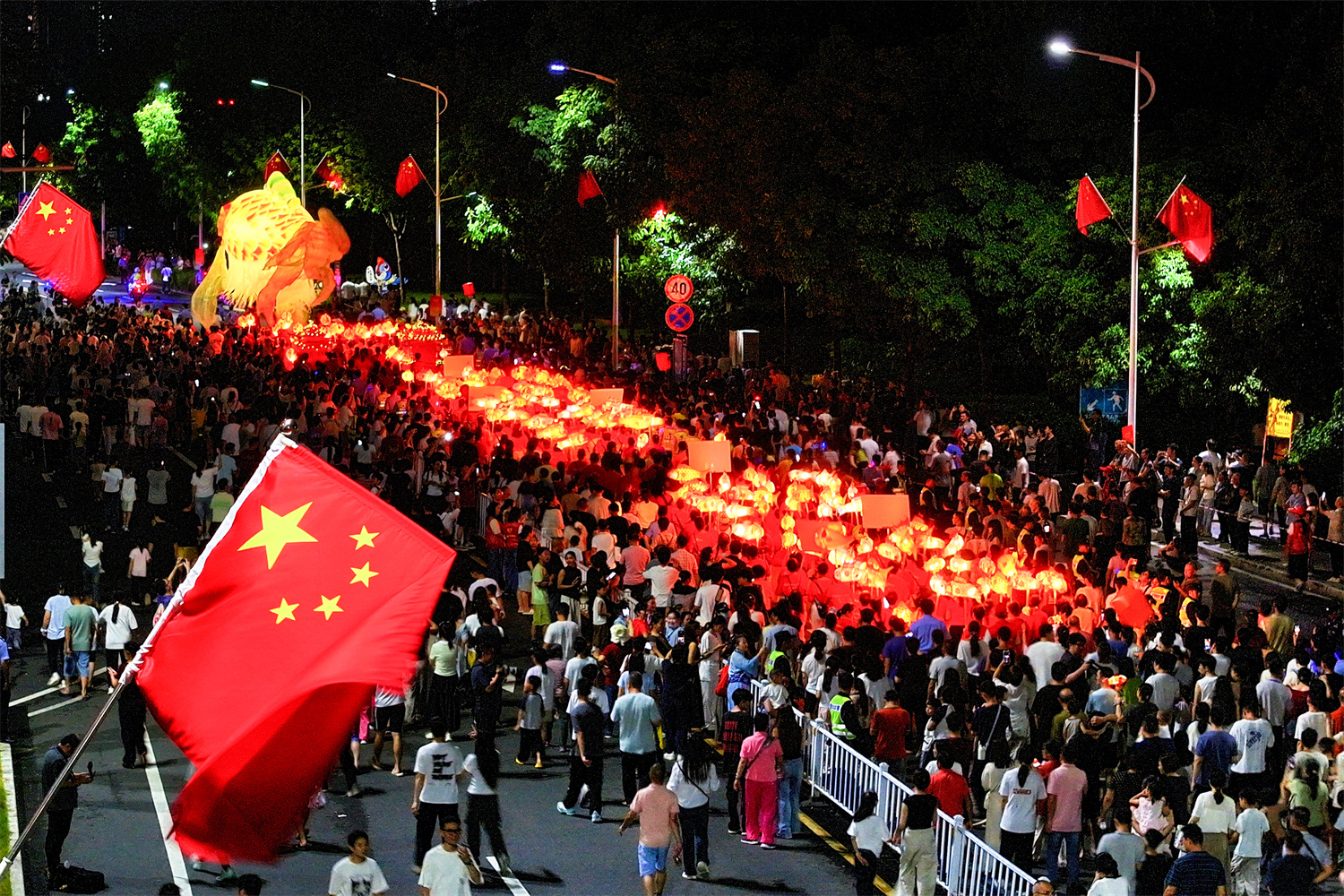 千盏鱼灯映一江,满城烟火庆华诞!河源第三届鱼灯夜游活动正式启幕