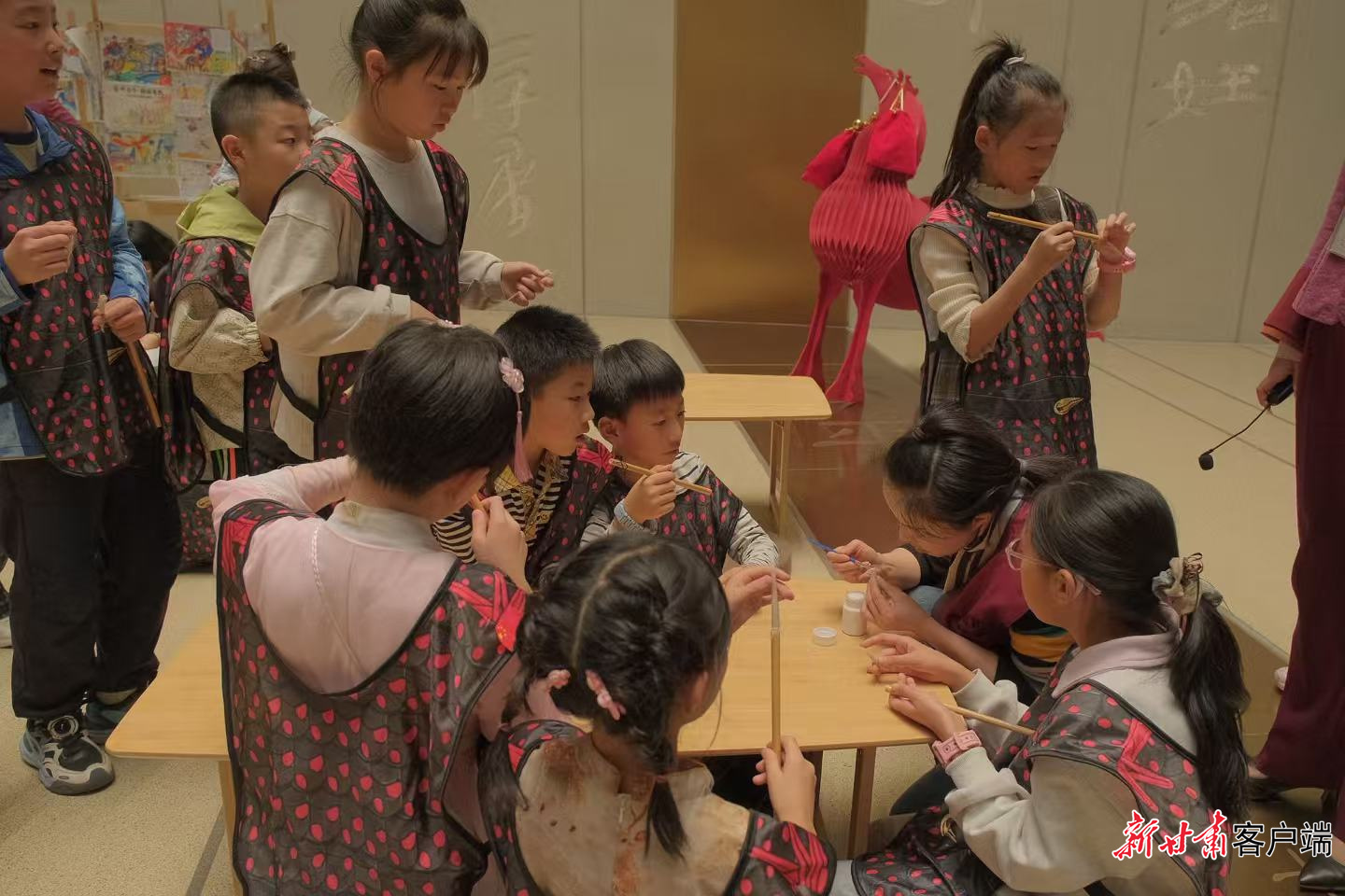 孩子们在甘肃简牍博物馆内学习制作毛笔