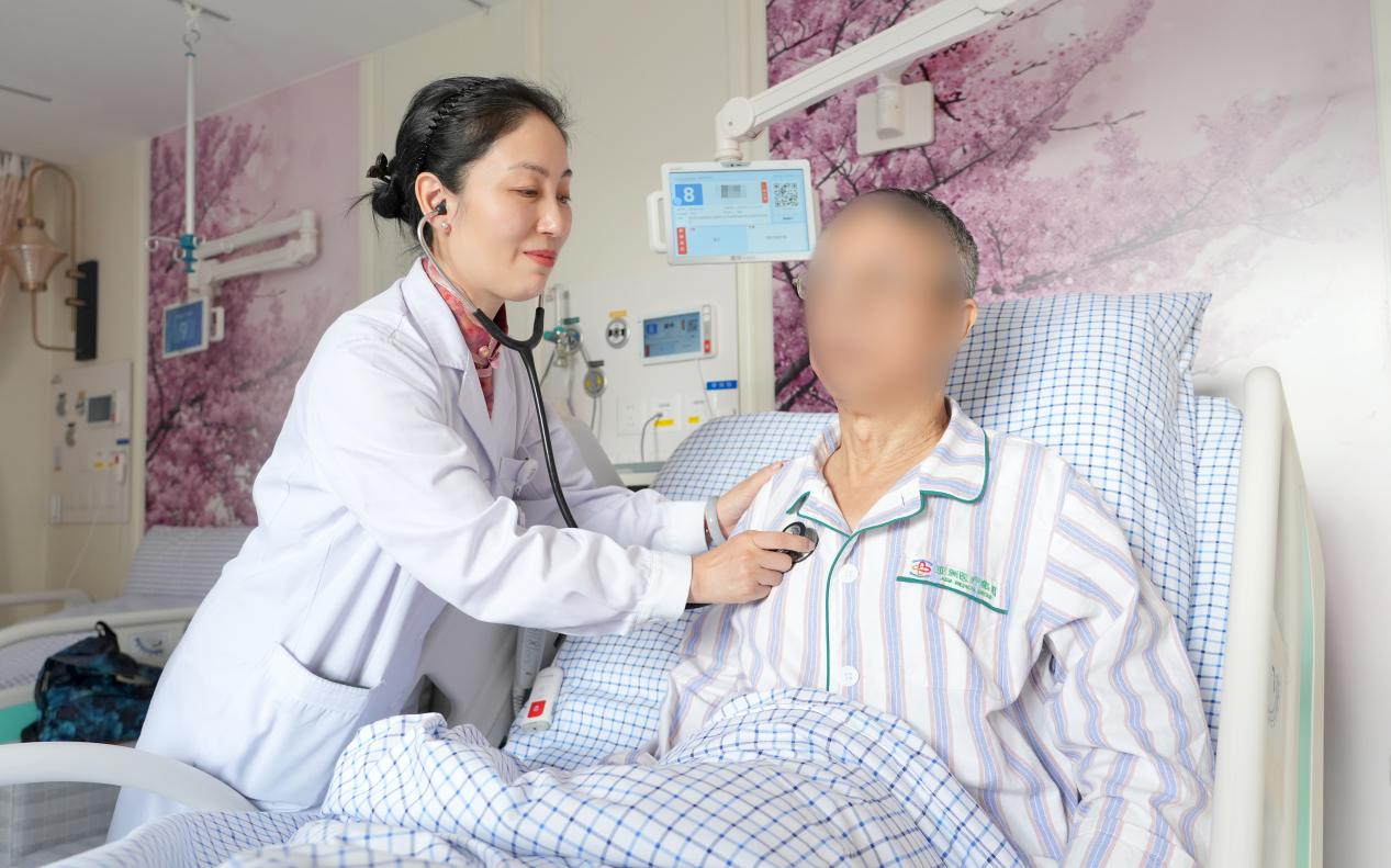 韩敏主任为汪先生做检查