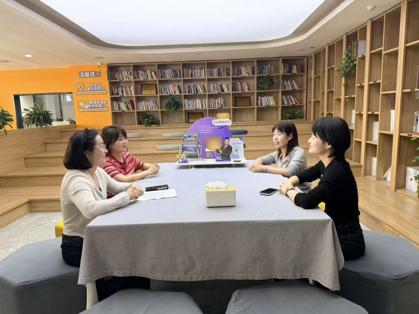 工行洛阳分行工作人员到在售楼盘为客户讲解房贷贴息政策