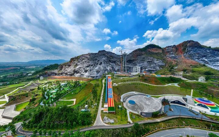 江西新余金石山废弃矿区修复成为景区。谭建荣摄