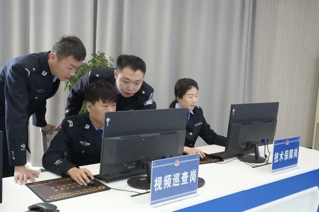 ▲儿子:张掖市山丹县公安局情指中心民警 吕瑞琳(左三)
