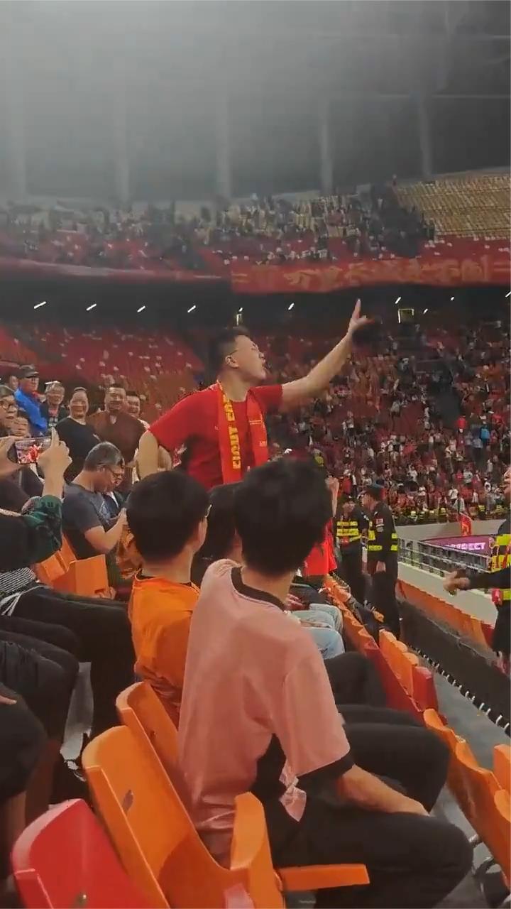 听不清球迷嚷嚷什么，看来是伤透心了