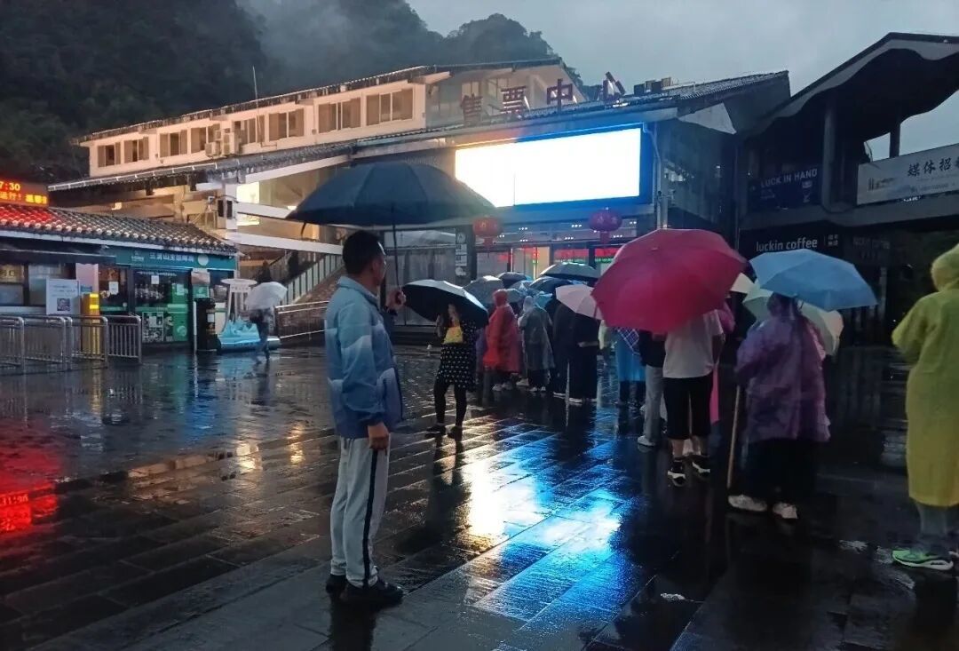 网格员维持购票队伍秩序