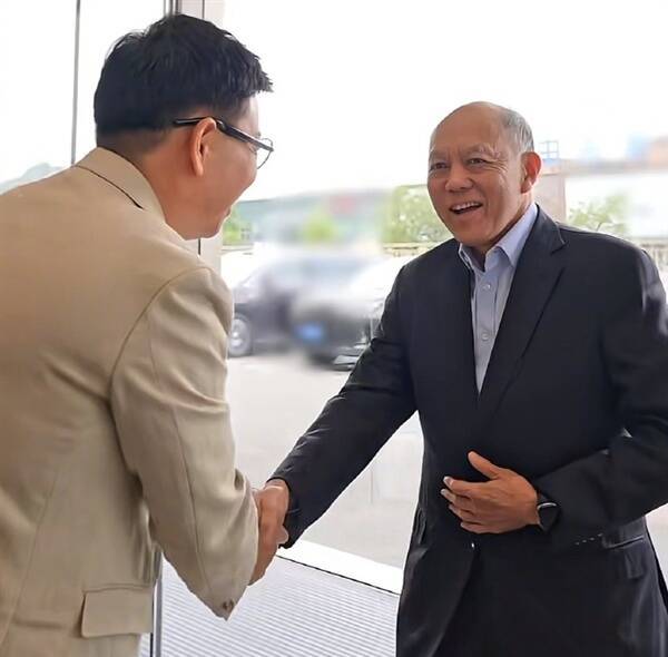 余承东亲自为霍英东集团总裁交车:国产超豪华车 走进香港顶级豪门