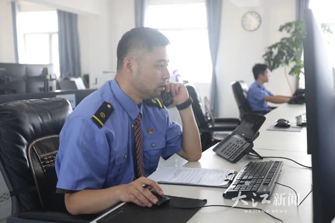 鹰潭机务段指挥中心调度员对列车进行线上安全提示。刘东 摄