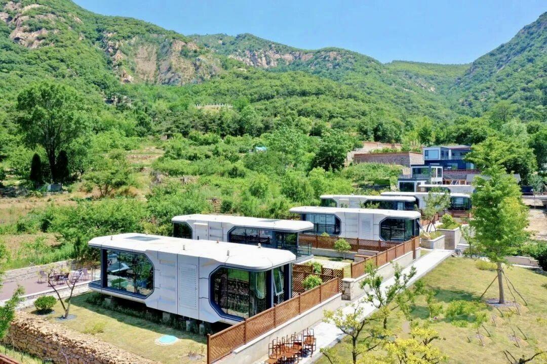 被誉为山东威海“城市后花园”的里口山景区,以其个性化旅游产品逐渐出圈。图为房车露营地。
