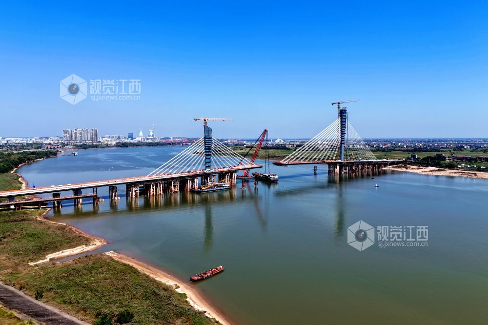 2026年10月9日，江西赣江新区汇贤大桥施工现场一派繁忙，建设者们抢抓工期推进梁段吊装、斜拉索安装作业等施工任务，大桥计划于今年12月份全线贯通。