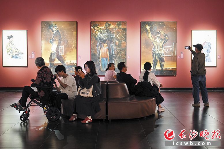 10月1日至4日,李自健美术馆累计接待入馆观展游客45500人次,不少市民趁着国庆假期走进美术馆,在艺术氛围中欢度假期。 长沙晚报全媒体记者 郭雨滴 摄