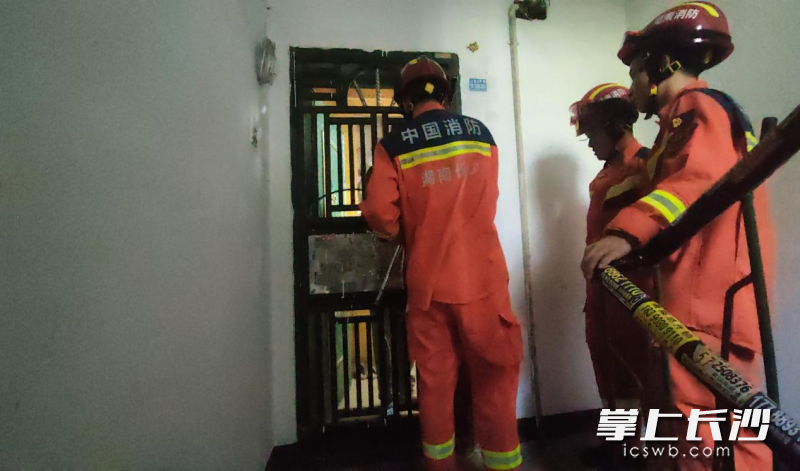 消防员正在开锁。 长沙晚报通讯员 廖鹏鹏 摄