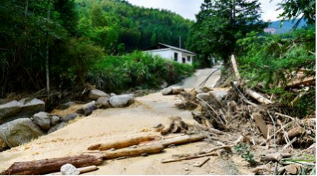 泥石流冲毁道路