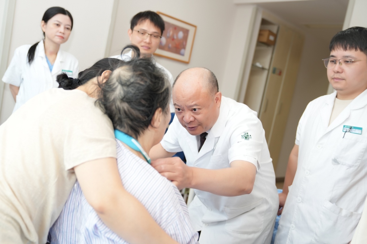 母亲颈部藏“瘤”52年,气管近乎堵死!绝境时医者迎难而上