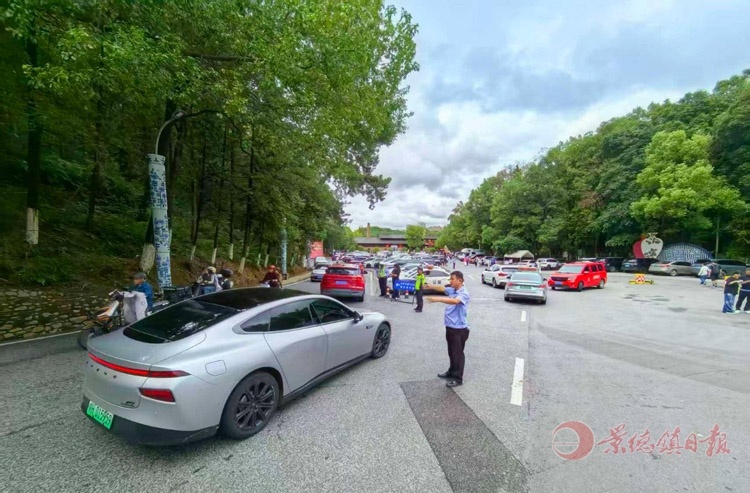 交警和古窑景区工作人员正在疏导交通。 (全媒体记者 付裕 摄)