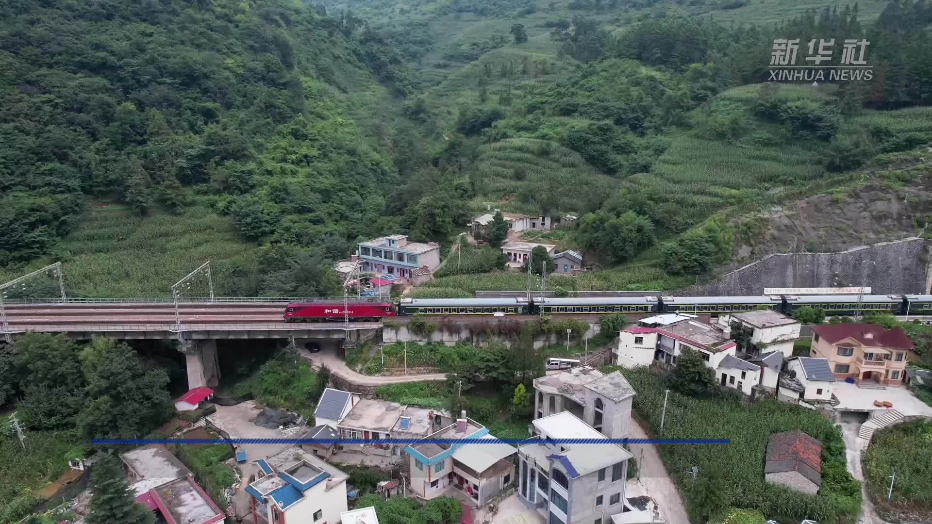 高原慢火车 温情暖山乡