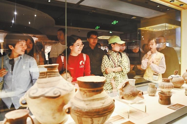 国庆假期，甘肃省博物馆迎来参观高峰，众多市民和游客前来参观。新甘肃&middot;甘肃日报记者　丁凯