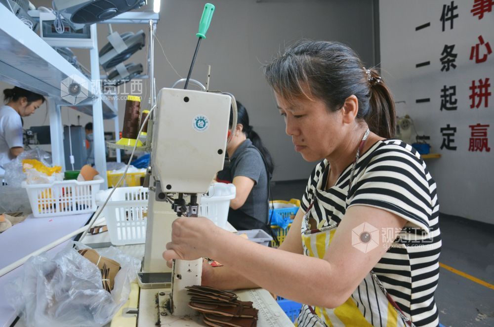 10月9日,江西省永新县禾川镇红火鞋厂“微车间”里,工人正忙着赶制鞋类订单。