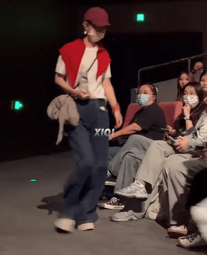 赵丽颖病休后首度公开露面 低调现身谢娜话剧现场