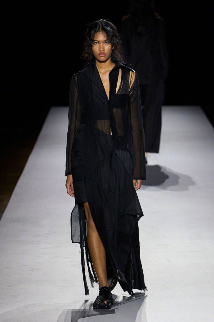 Yohji Yamamoto 2027 春夏成衣大秀 一场关于创作本身的深刻演绎