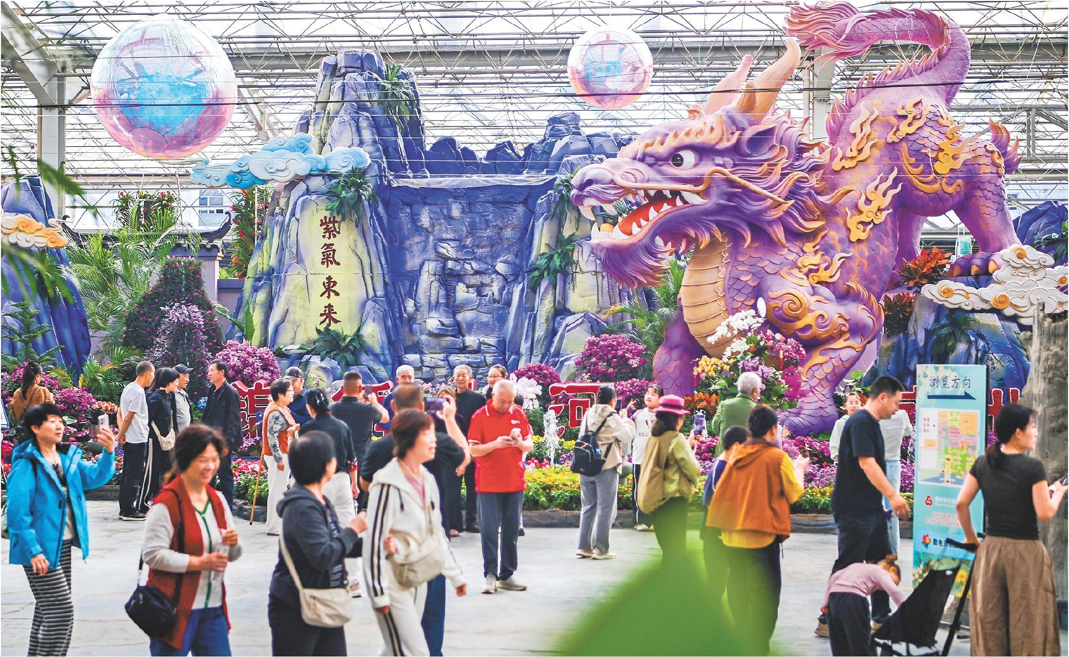 10月7日，游客在青州市举办的花卉博览交易会主展厅内参观游览。（□新华社发）