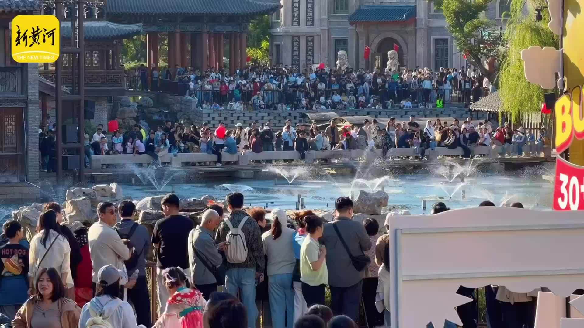 济南明水古城人气爆棚 游客漫步街巷感受古韵